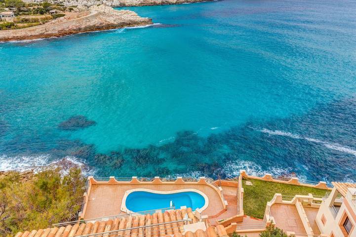 Entire apartment, Modern holiday apartment with sea views, pool, balconies, air conditioning, and Wi-Fi in Cala Carbó (Majorca), Pollença