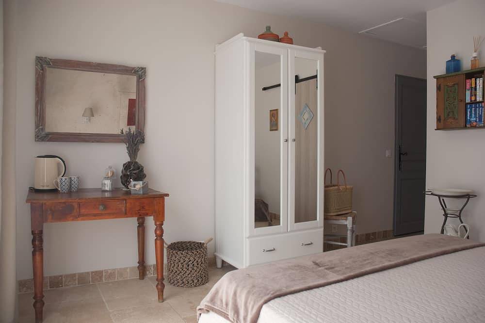 Charming guesthouse in the countryside 5 mins from Arles in Arles, Côte méditerranéenne (France)
