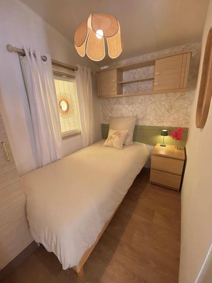 Camping pour 5 personnes, avec piscine et bassin pour enfant ainsi que jardin et jacuzzi à Gassin - 4