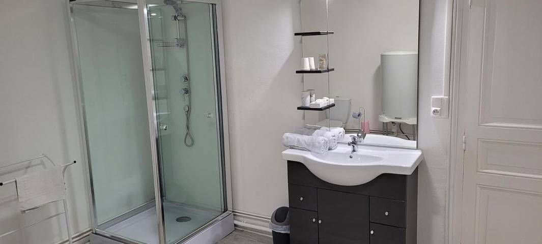 Hôtel pour 2 personnes, avec vue et terrasse à Saint-Rémy-sur-Durolle - 2