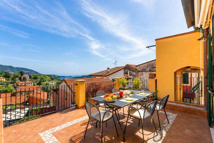 Ferienwohnung für 6 Personen, mit Terrasse und Ausblick in Pitelli