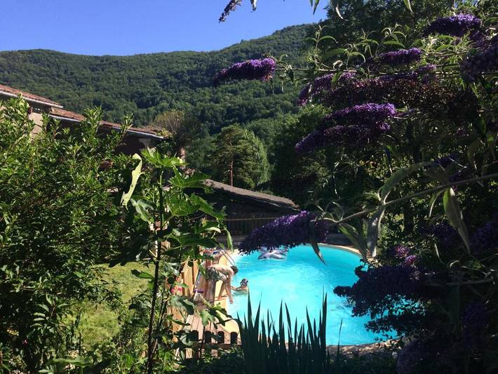Location de vacances pour 6 personnes, avec Balcon et Jacuzzi ainsi que Terrasse et Jardin à Roquefort-les-Cascades