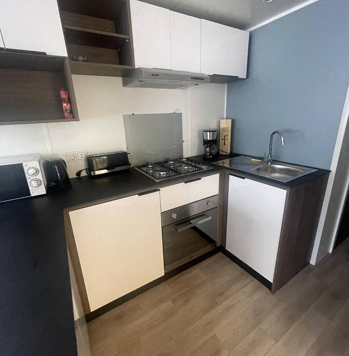 Camping pour 8 personnes, avec bassin pour enfant et piscine ainsi que jacuzzi et jardin à Valras-Plage - 3