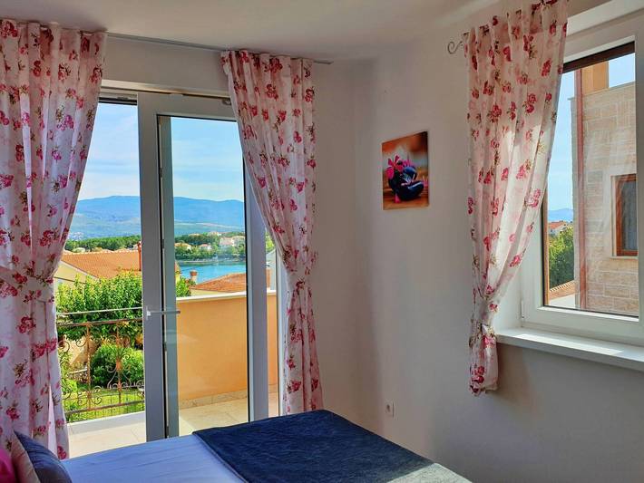 Appartement entier, Apartment Rebeka - sea view, 160 m from sea, terrace, balcony, playground in Silo (Krk), Krk