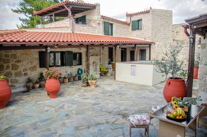 Ferienhaus für 4 Personen, mit Balkon und Terrasse sowie Pool und Ausblick in Heraklion