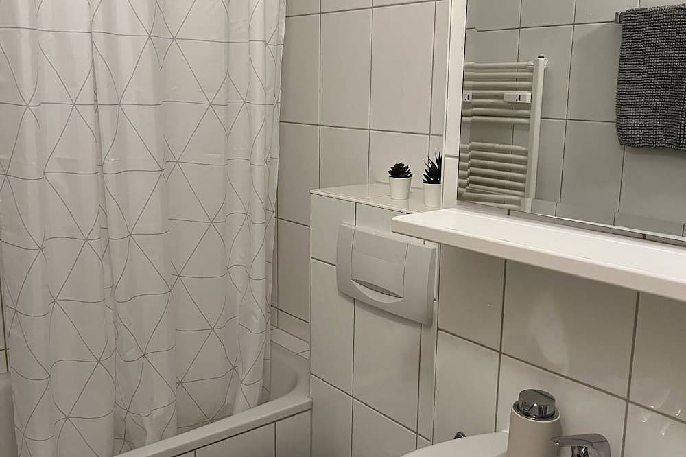 Ganze Wohnung, Helle 2-Zimmer Ferienwohnung mit Süd-Terrasse in fantastischer Aussichtslage in Mösern, Telfs