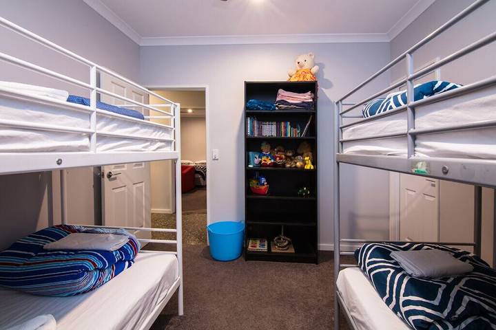 Holiday home for 8 people, with garden and balcony, with pets in Jurien Bay