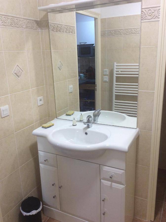 Appartement entier, One-Bedroom Apartment in Le Cannet-des-Maures, Région de Draguignan
