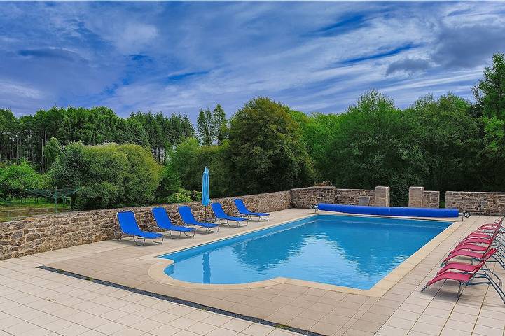 Gîte pour 12 personnes, avec jardin ainsi que piscine et jacuzzi à Saint-Amand-Magnazeix