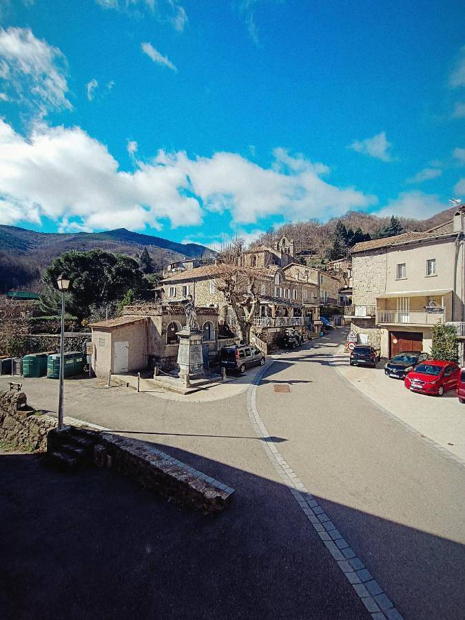Appartement entier, Charmant studio en Ardèche - village médiéval in Burzet, Parc naturel régional des Monts d'Ardèche