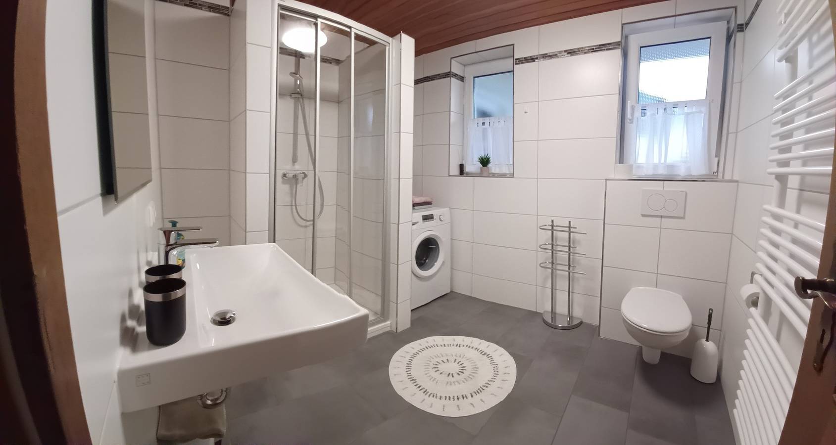 Ganze Ferienwohnung, Ferienwohnung Wenzl - Ferienwohnung bis 3 Personen, 1. sep. Schlafzimmer, Südbalkon mit Bergblick in Schnaitsee, Landkreis Traunstein
