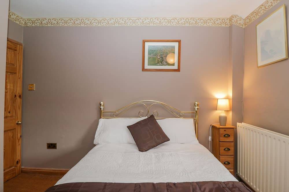 Field Cottage, pet friendly, with open fire in Shepton Mallet in Shepton Mallet, Somerset