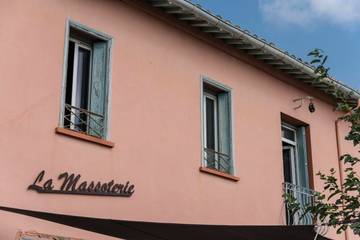 Gîte pour 7 personnes, avec piscine et jardin, adapté aux familles à Théza