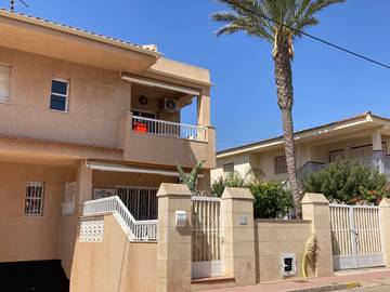 Gîte pour 10 personnes, avec piscine ainsi que vue et jardin à Calabardina