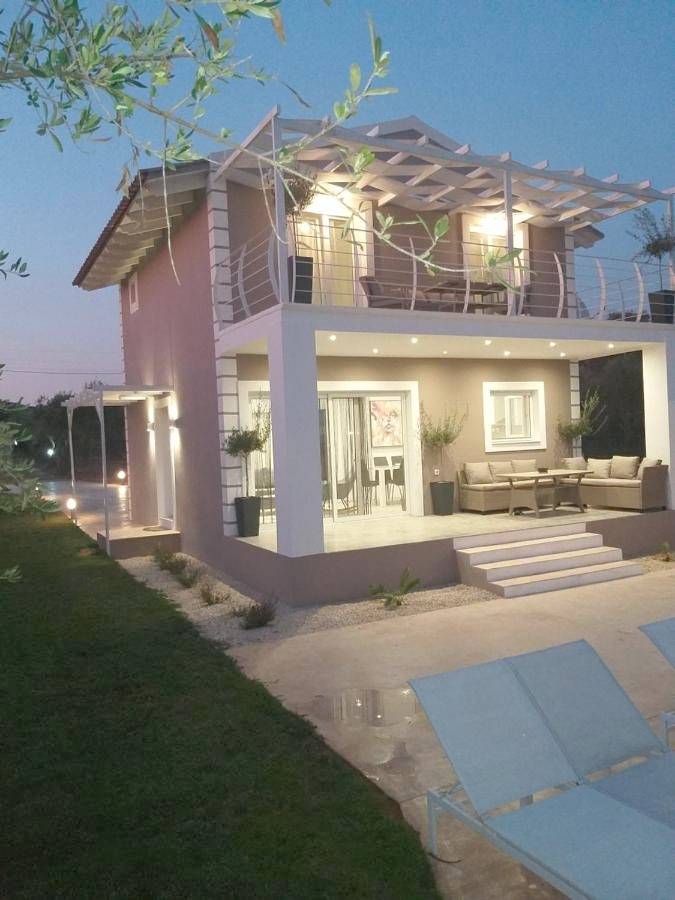 Villa pour 7 personnes, avec Balcon et Terrasse ainsi que Jardin et Piscine