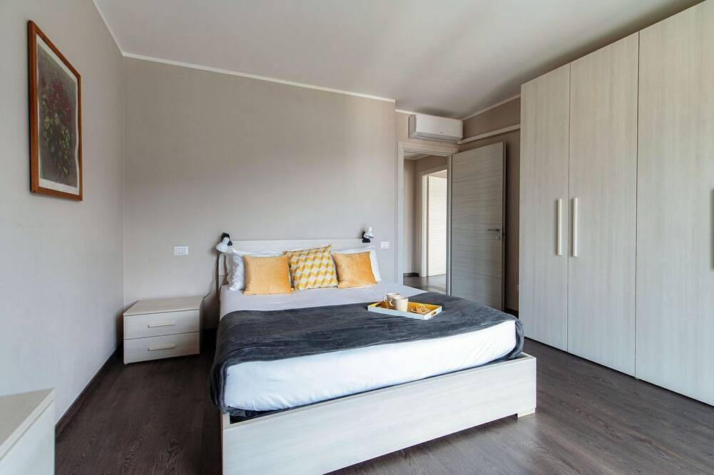 Ganze Wohnung, A two-bedroom spacious apartment with unrivaled lake views and a garden. in Lido di Moltrasio, Moltrasio