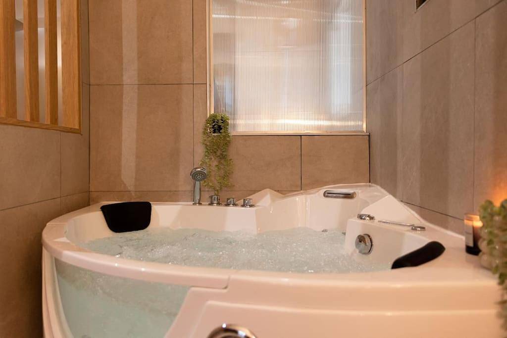 Appartement entier, Love Life Room-Jacuzzi-Netflix-Accès-24/7-Privé in Étampes, Essonne