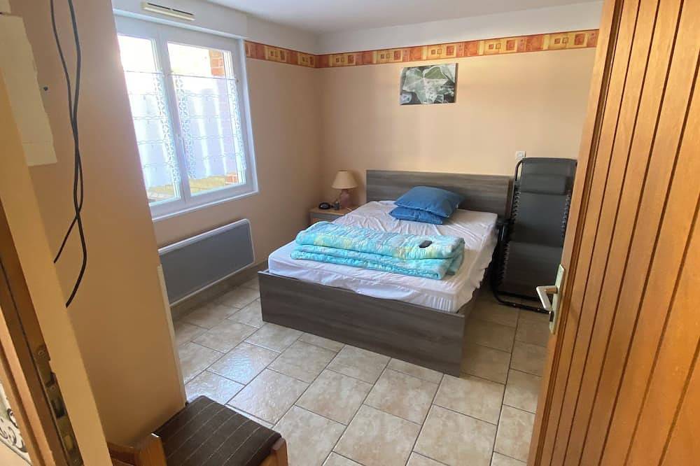 Entire apartment, Ground-floor studio 700 metres from the spa in Saint-Amand-les-Eaux, Valenciennes region
