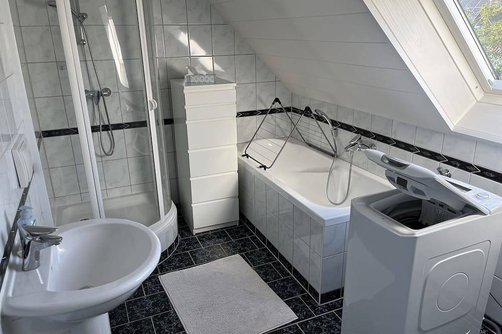 Ganze Wohnung, Familienfreundliche Maisonette-Wohnung mit sehr guter Anbindung in Dingolfing, Ostbayern