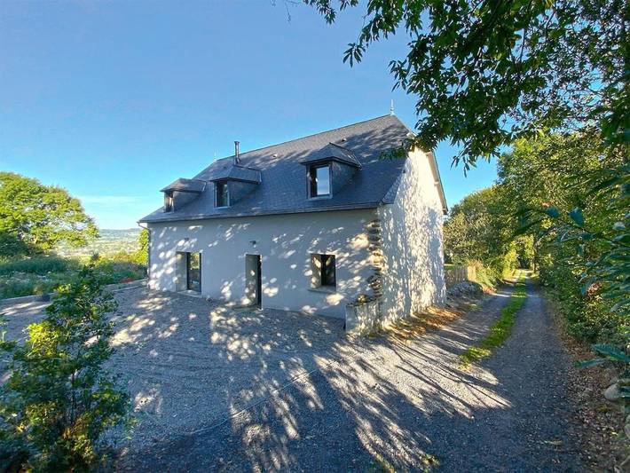 Location de vacances pour 11 personnes, avec Terrasse ainsi que Jardin et Vue à Pontacq