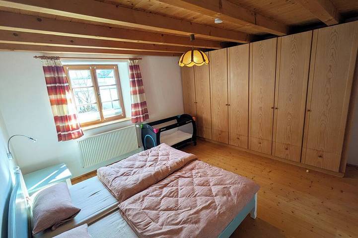 Ganze Wohnung, Gemütliche familienfreundliche Fewo mit Bauernhof-Flair bis zu 5 Schlafplätze in Thaining, Romantische Straße