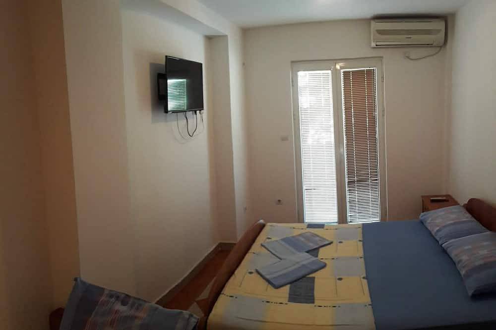 Apartamento entero, Trokrevetni partman sa svojim kupatilom, terasom i parkingom u dvoristu kuce. in Budva, Municipio de Budva