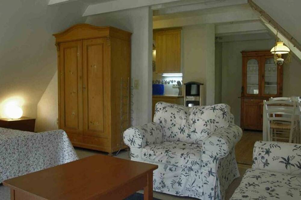 Ganze Wohnung, Windrose, ruhig - romantische Dg Wohnung unterm Reetdach für max. 4 Pers. in Schaprode, Rügen
