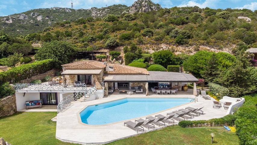 Villa pour 14 personnes, avec piscine et jardin, animaux acceptés dans Costa Smeralda