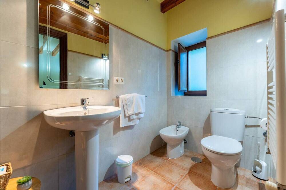 Posada La Canal · Habitación doble acogedora in Santillana del Mar, Cantabrian Coast