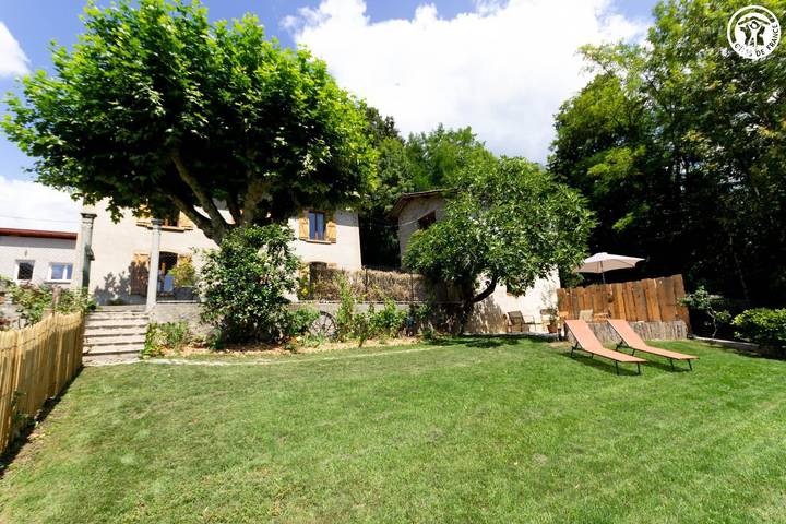 Gîte pour 8 personnes, avec terrasse à Avressieux