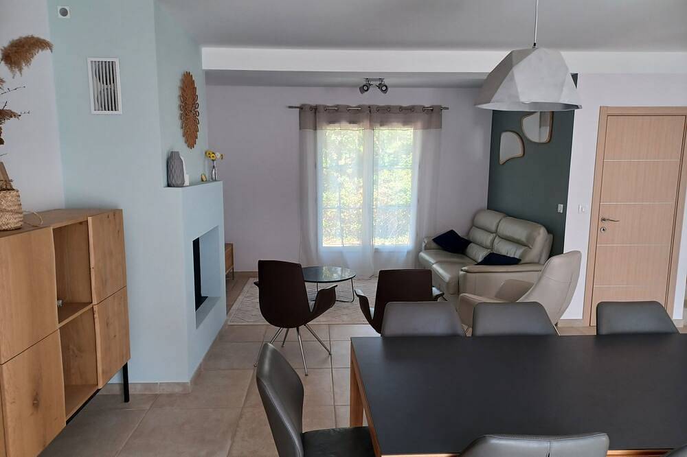 La Bastide Saint Roch - Modern and spacious in a quiet location with a pool in La Tour-d'Aigues, Parc naturel régional du Luberon
