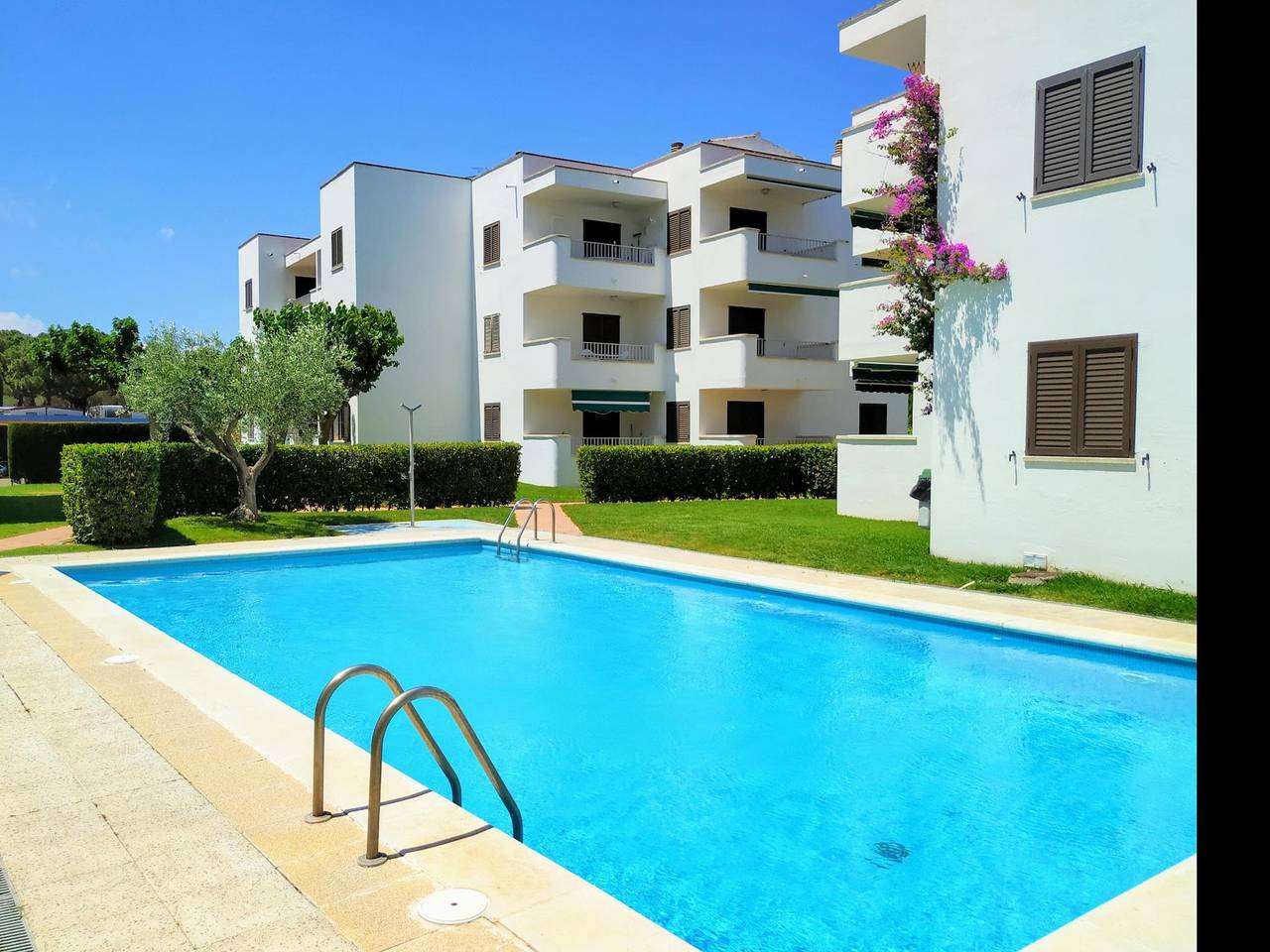 Apartamento vacacional entero, Fanny Apartamento , con vistas a la piscina, 90m playa Cala Montgó, 2 hab. in Cala Montgo, La Escala