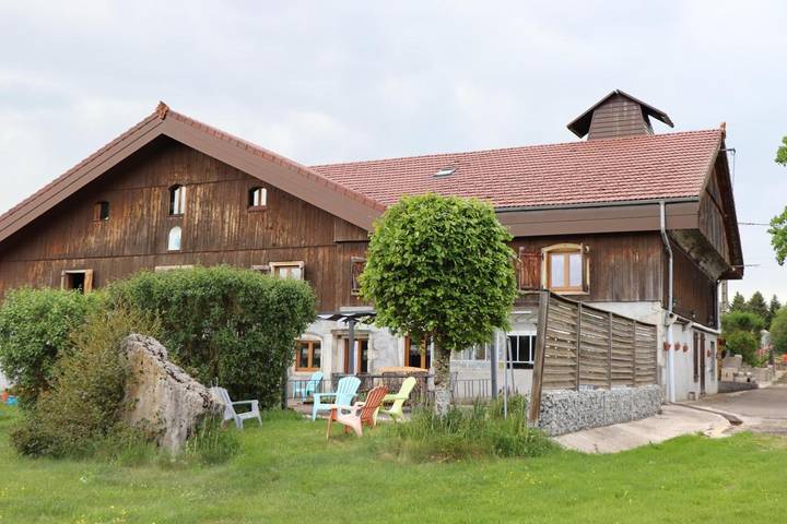 Gîte pour 15 personnes, avec Terrasse ainsi que Jardin et Vue à Fournets-Luisans