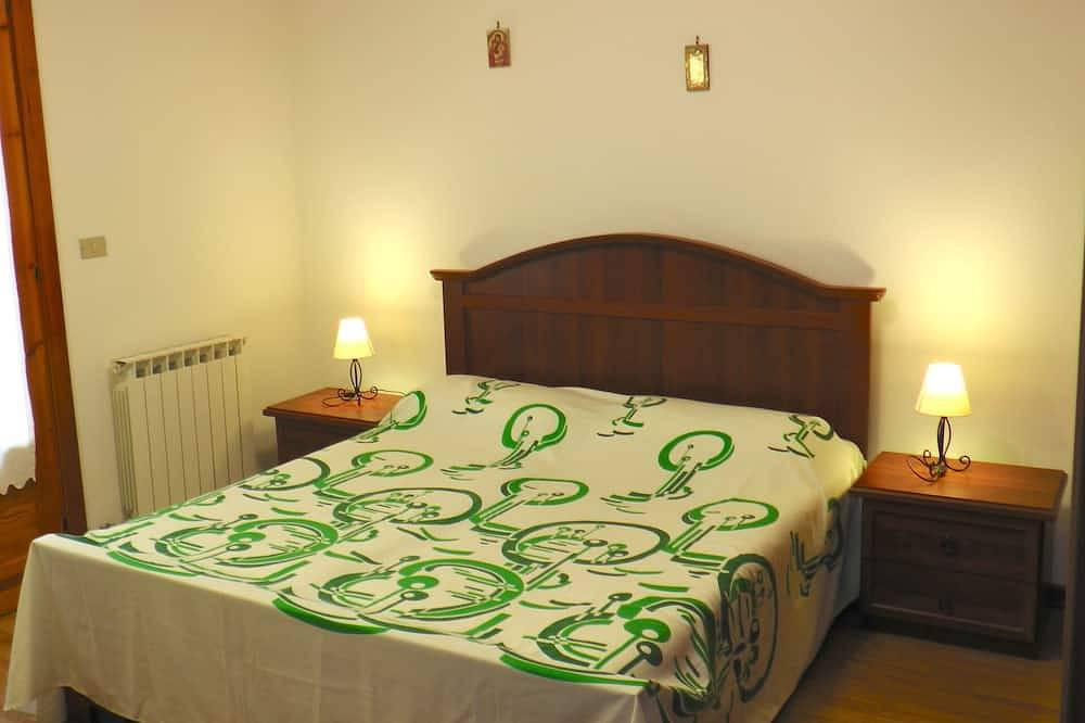Entire apartment, A spacious apartment with covered car parking 100m from the beach in Grado, Gorizia Province