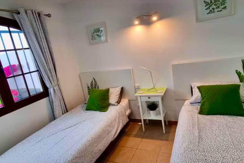 Beautiful 2 bed villa with private pool in Parque Del Rey close to harbour in Playa Blanca, Yaiza