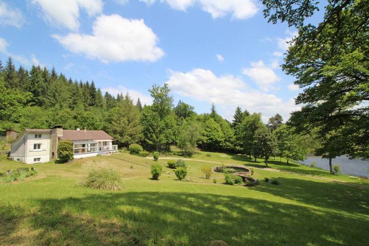 Gîte pour 6 personnes, avec terrasse et jardin à Compreignac