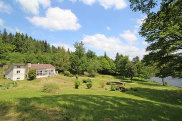 Gîte pour 6 personnes, avec terrasse et jardin à Compreignac