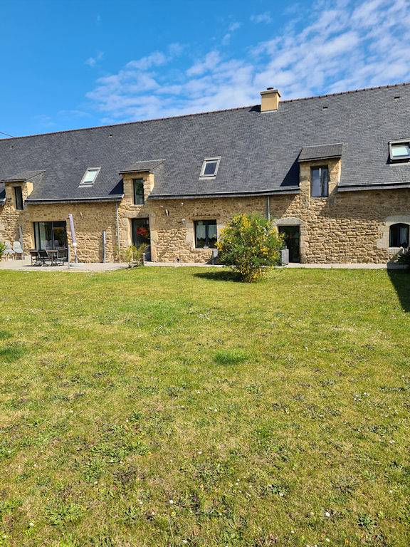 Gîte pour 4 personnes, avec jardin et terrasse à Theix - 2