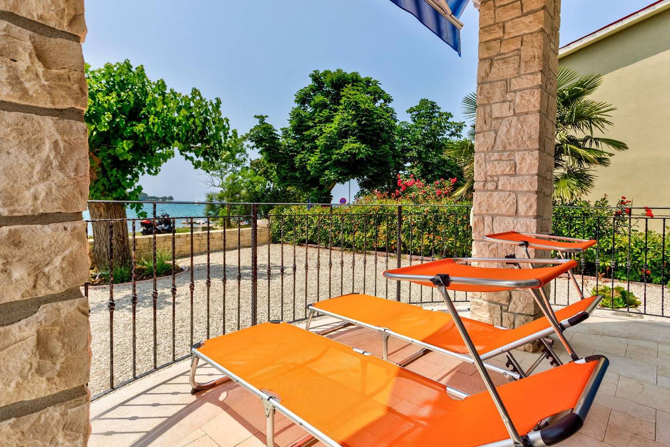 Entire holiday apartment, Modern apartment with balcony, right by the beach in Lovrecica, Umag Region