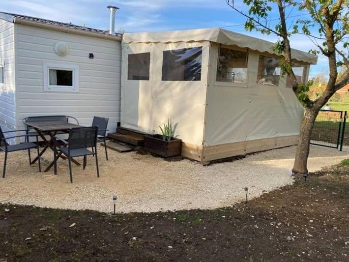 Gîte pour 6 personnes, avec jardin et vue ainsi que piscine et terrasse à Saint-Sylvestre-sur-Lot