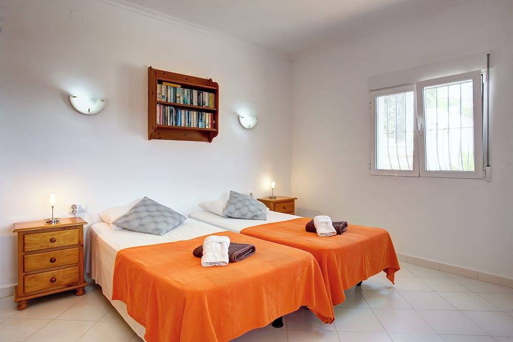 Villa Paloma, con piscina privada, terraza y porche con vistas al mar. in Orba, Costa Blanca