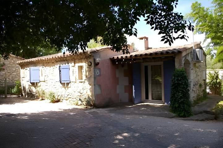 Gîte pour 2 personnes, avec terrasse ainsi que piscine et jardin, animaux acceptés