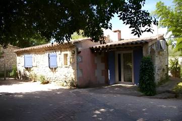 Gîte pour 2 personnes, avec terrasse ainsi que piscine et jardin, animaux acceptés à Saint-Rémy-de-Provence