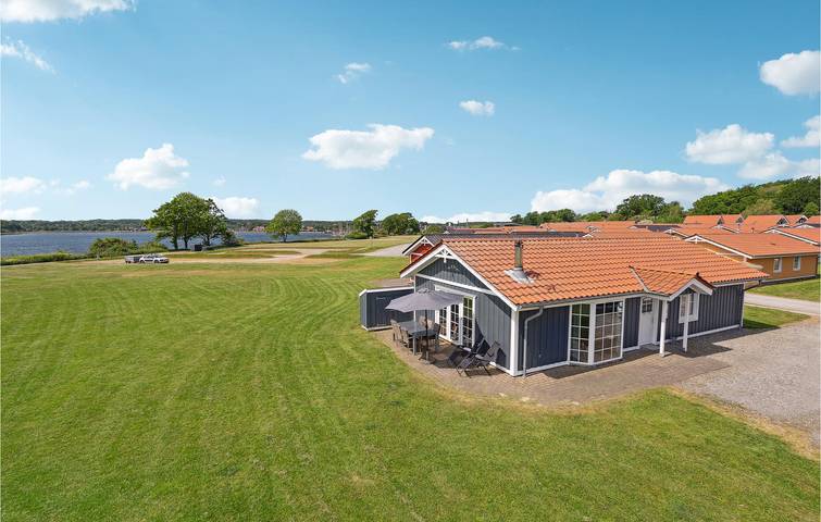 Ferieudlejning for 8 personer, med Terrasse og Jacuzzi såvel som Have og Pool i Gråsten