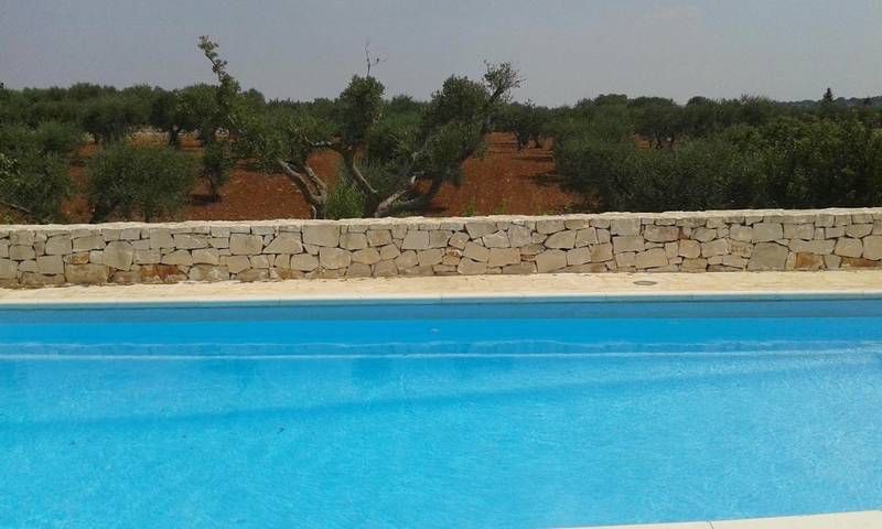 Trullo per 9 persone, con giardino e piscina nonché panorama a Locorotondo