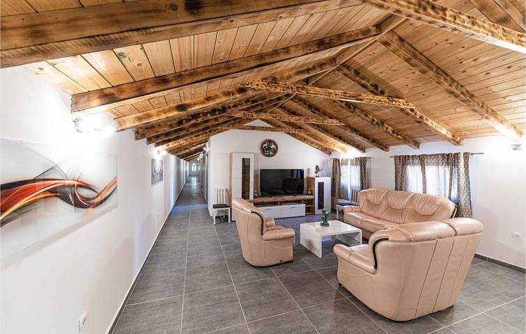 Geräumige 2-Zimmer-Wohnung mit WLAN, Pool, Parkplatz und Küche in Dalmatinisches Zagora
