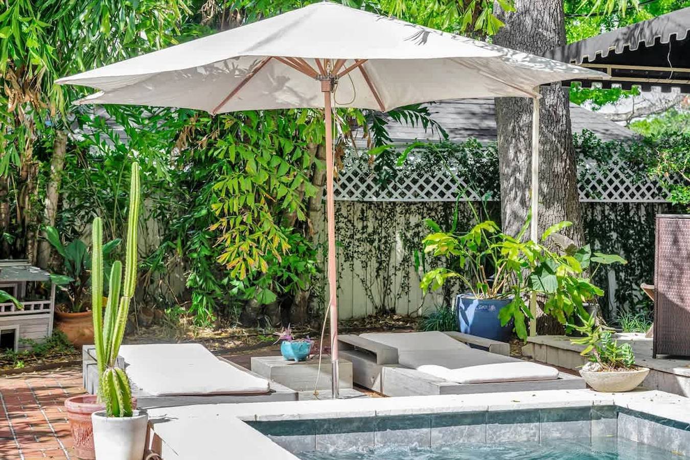 The Royale  2B 4B Luxury   Garden Pool  Yoga Room in South Tampa, Tampa