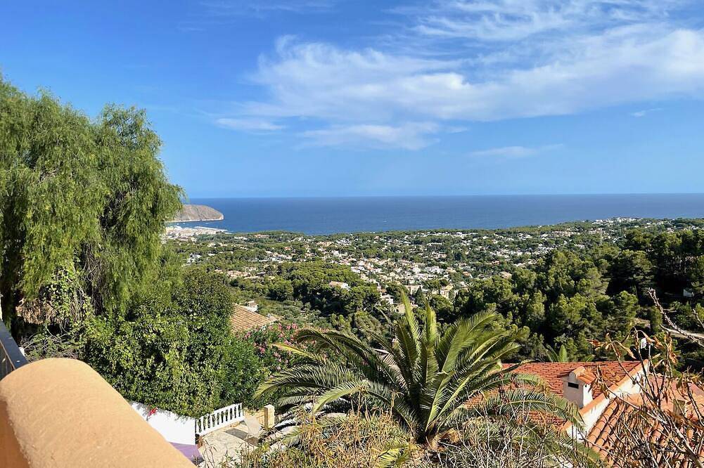 Villa de 4 chambres exposée sud avec jacuzzi (optional),  superbe vue sur la mer in Benimeit, Teulada