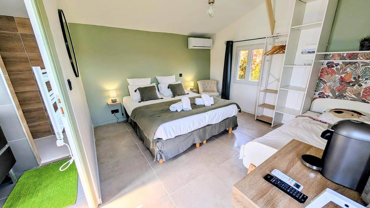 Triple Room with Mountain View in Lagnes, Parc naturel régional du Luberon