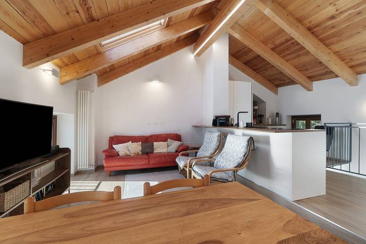 Appartamento intero, Appartamento 'La Mansarda Di Crevari' con Vista Mare,posto auto, giardino, Wi-Fi e Aria Condizionata in Ponente (Genova), Genoa